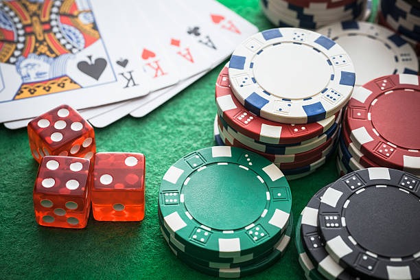 Multi-camera live dealer setup showing card table and roulette wheel at hoki 236